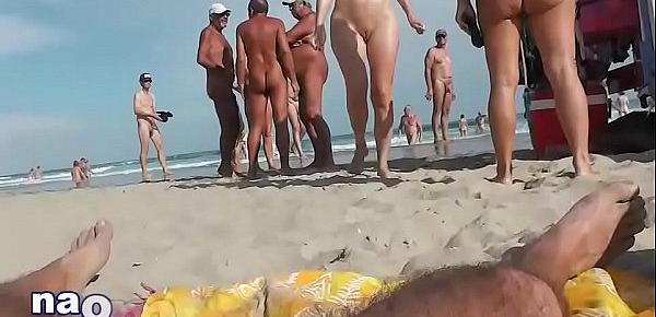  Naomi suce et branle sur la plage